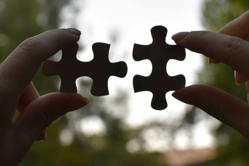 Dos piezas de un puzzle representando el encaje de ERP y CRM como piezas de un mismo sistema en Dynamics 365
