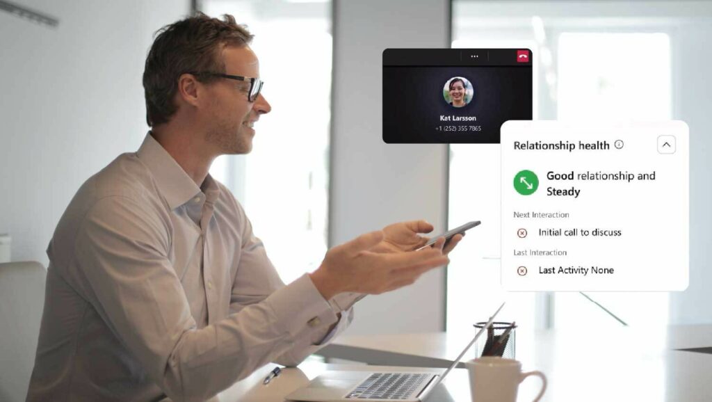 Un responsable de ventas en comunicaci&oacute;n con un cliente a trav&eacute;s de Dynamics 365 Sales