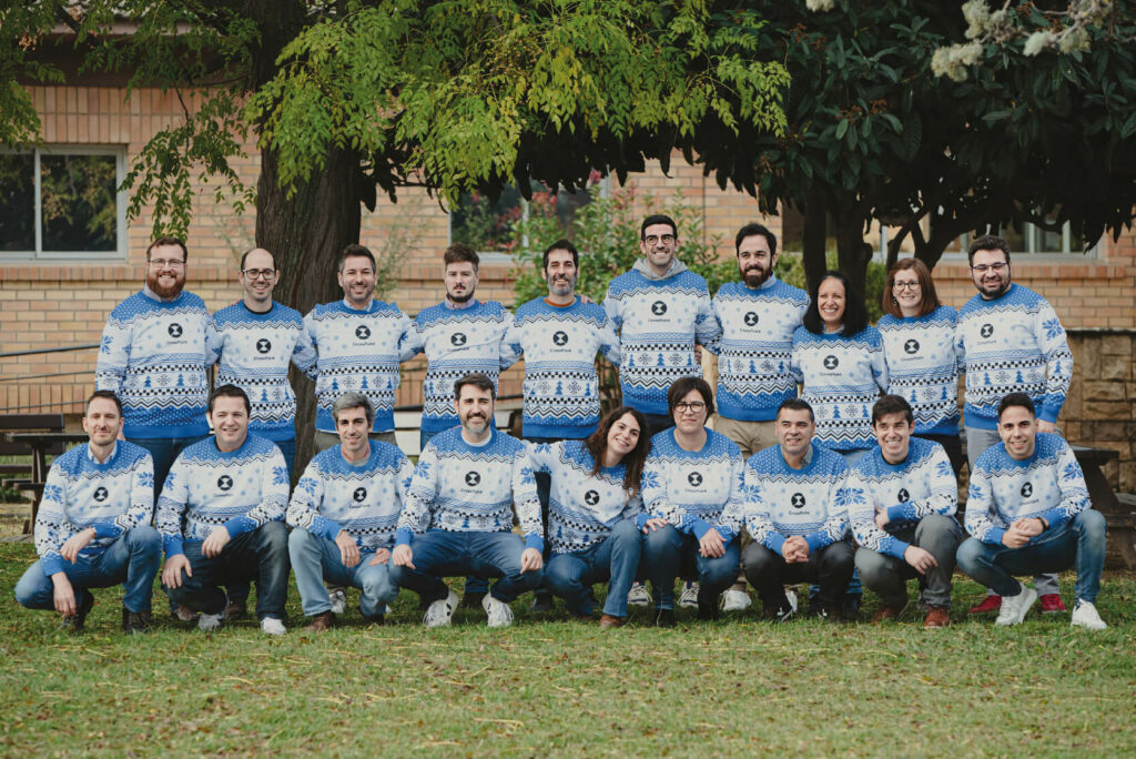 Foto de familia del equipo CrossPoint con los jerseis navide&ntilde;os