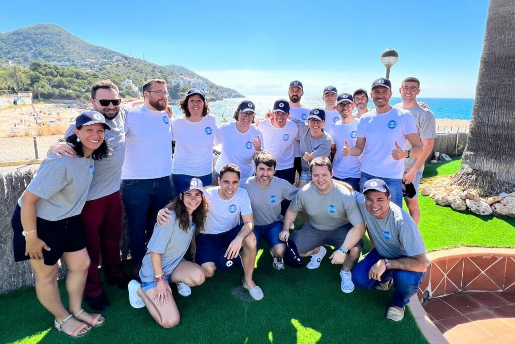 Equipo CrossPoint con las camisetas corporativas, posando para la cámara delante del mar