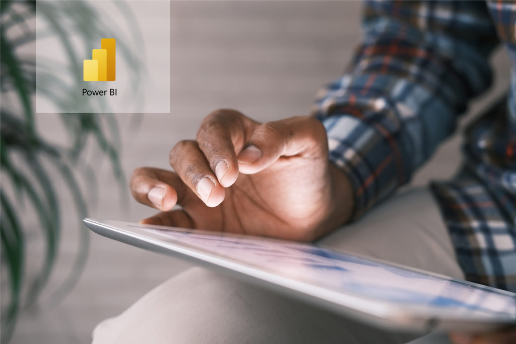 Novedades de Power BI de noviembre: un chico navegando por una tablet