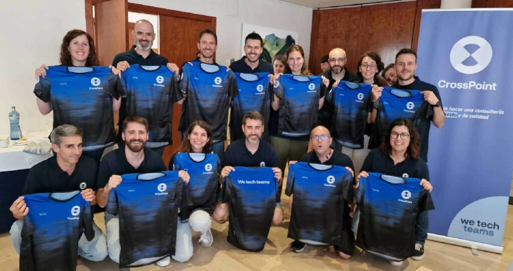 El equipo CrossPoint luciendo las camisetas ganadas en el reto Strava