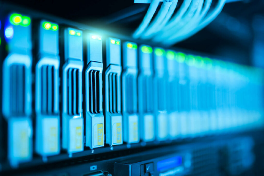 Imagen de piezas de servidores f&iacute;sicos para ilustrar el fin de las actualizaciones de seguridad de Windows Server 2012