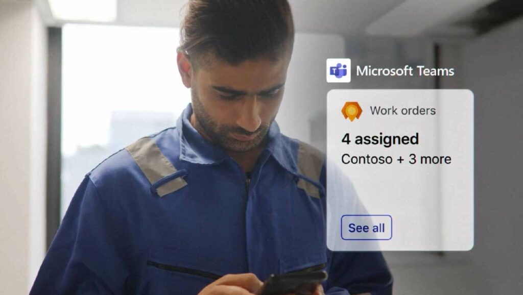 Un operario de servicio de campo recibe una notificaci&oacute;n de Teams con Dynamics 365 Field Service
