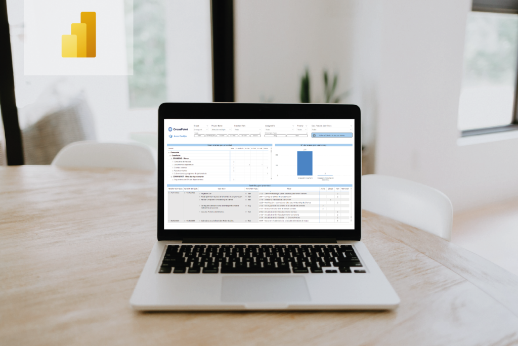 Un port&aacute;til muestra en pantalla el informe multitenant de Azure DevOps de CrossPoint