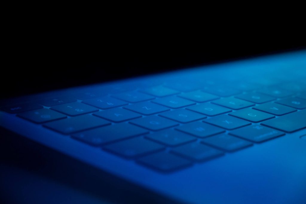 Un teclado azulado de portátil para ilustrar los informes financieros en Power BI