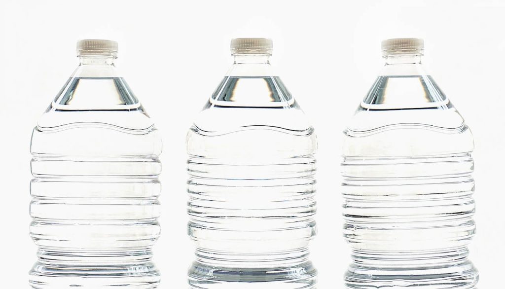 Tres botellas de plástico, envases que requieren configuración de Dynamics 365 FSCM por el impuesto al plástico