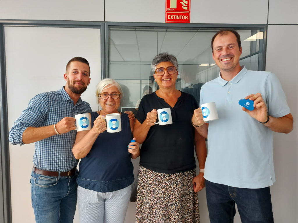 Miembros del equipo de Roquet con tazas de CrossPoint 